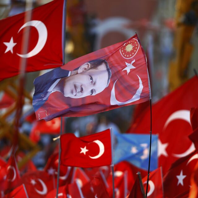 Поддръжниците на Реджеп Ердоган печелят референдума в Турция с малка преднина