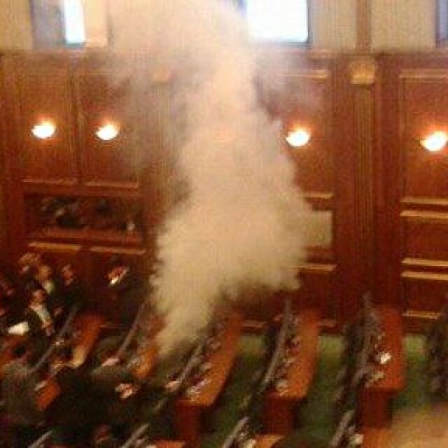 Пак пуснаха сълзотворен газ в парламента на Косово