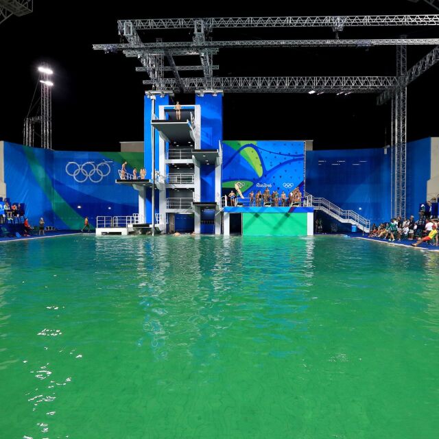 Защо олимпийският басейн е зелен? 