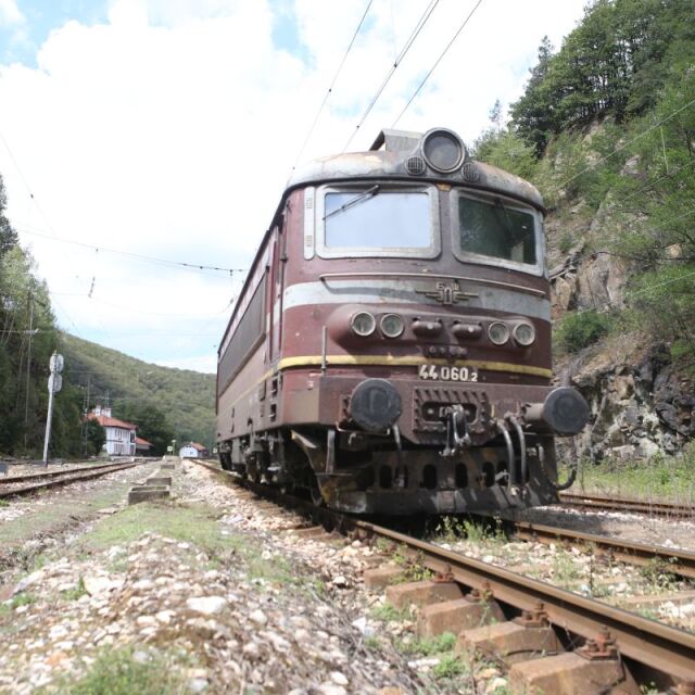 БДЖ спира временно 14 пътнически влака, за да ползва локомотивите за други композиции 