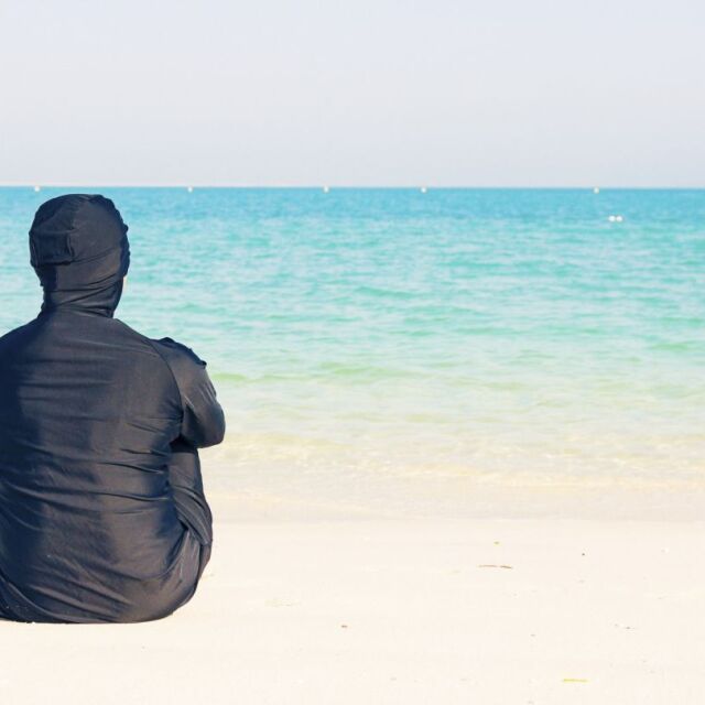 Кметът на Кан забрани носенето на буркини на плажа 