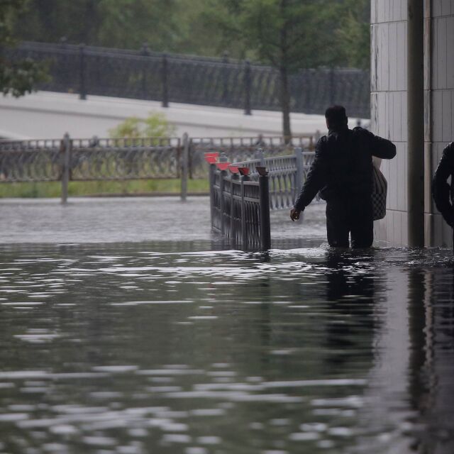 Проливен дъжд наводни Москва