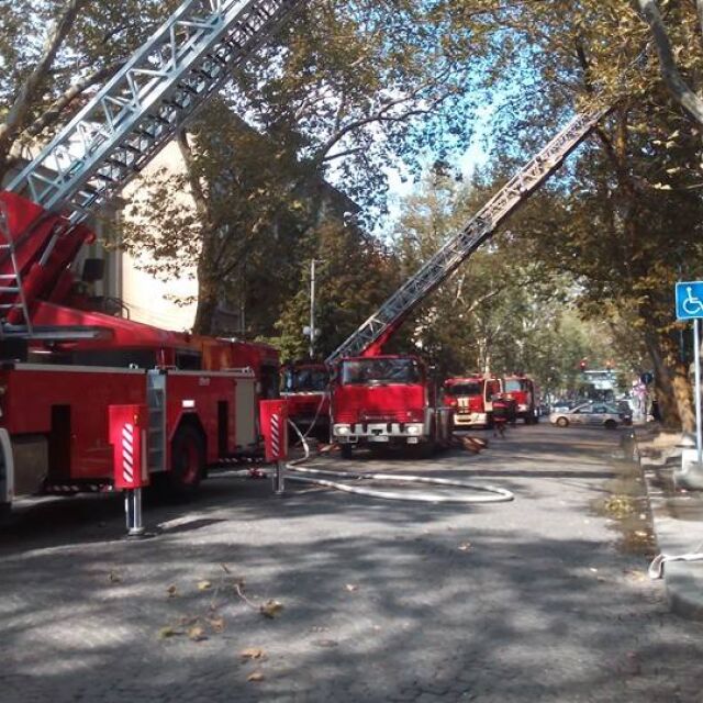 Пловдивските пожарникари гасят от прозорците, има опасност от срутване