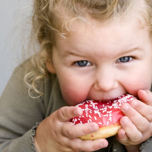 Американските деца консумират добавени захари три пъти над допустимото