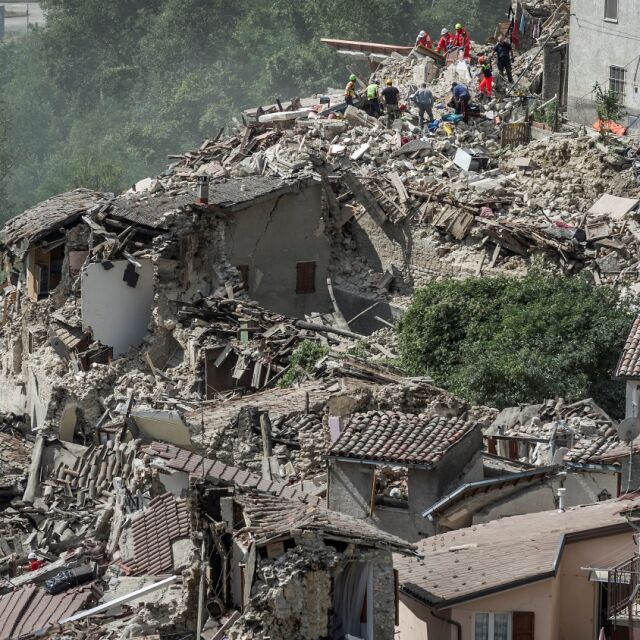 Силно земетресение взе близо 160 жертви в Италия (ОБЗОР)
