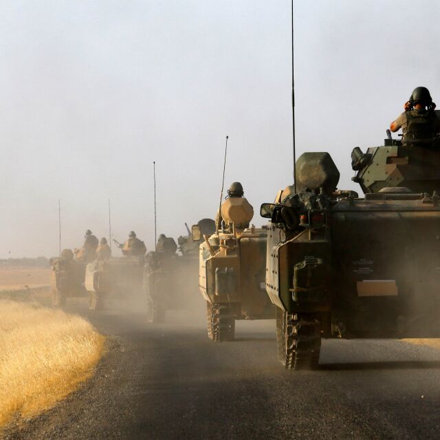Турция изпрати още шест танка в Северна Сирия (СНИМКИ)
