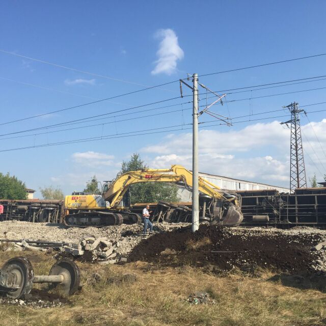 Седем вагона с въглища дерайлираха между гарите Костинброд и Петърч 