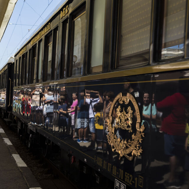 Десетки посрещнаха легендарния влак "Ориент Експрес" в Русе (ГАЛЕРИЯ)