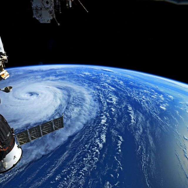 Най-мощният тайфун за 2017 г. изглежда страшен даже от Космоса (СНИМКИ)