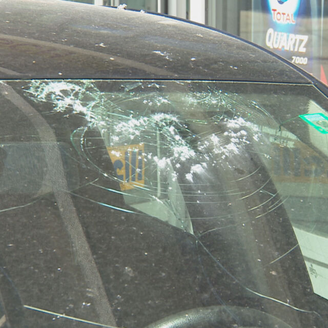Падаща мазилка проби стъкло на кола в Дупница