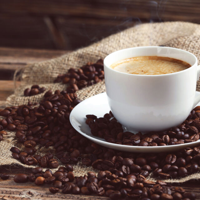 Как кафето ни държи будни (ВИДЕО)