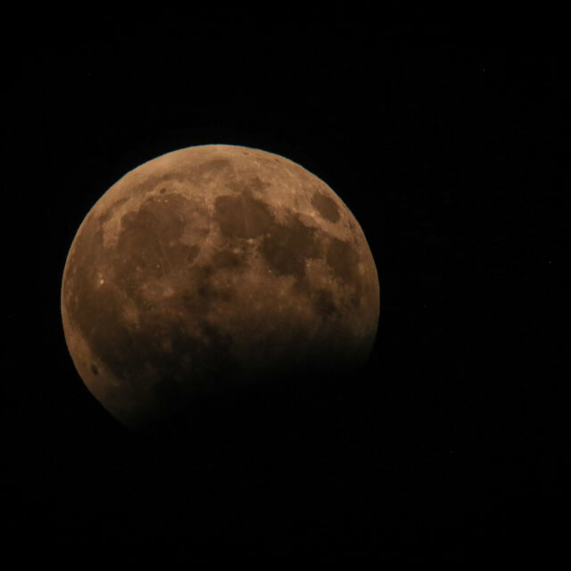 Небесно шоу: Вижте частичното лунно затъмнение от тази вечер (СНИМКИ И ВИДЕО)