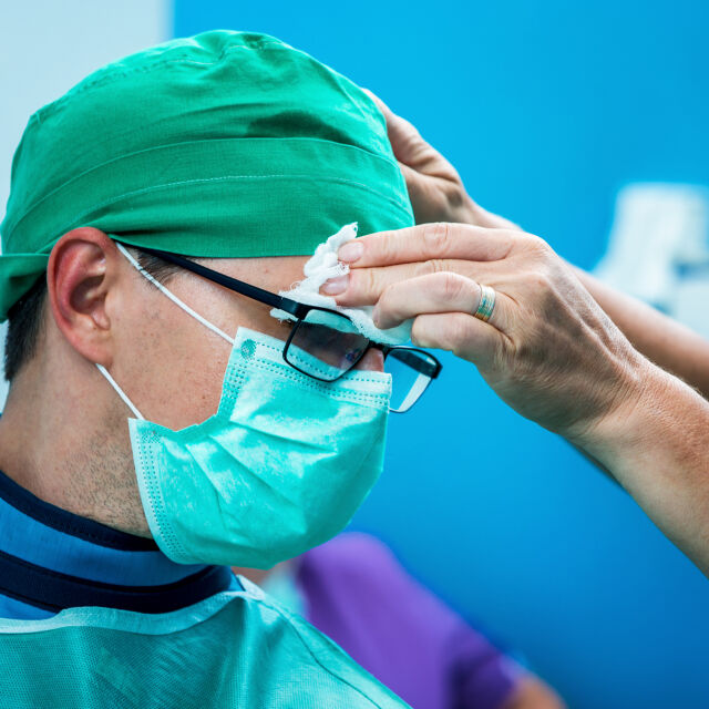 Най-популярните песни, които хирурзите слушат в операционната зала