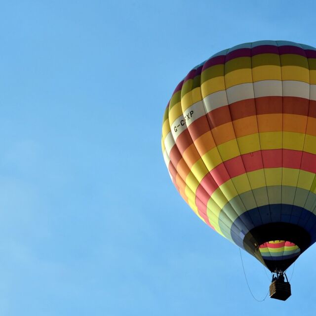 Мъж е загинал след падане от балон с горещ въздух