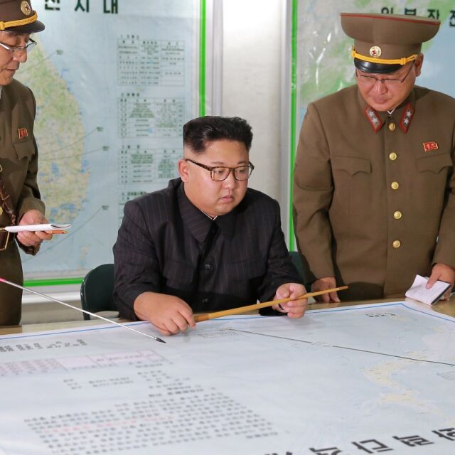 Пхенян е готов с плана за удар по Гуам, но засега няма да го прилага