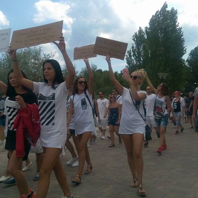 500 служители в Слънчев бряг излязоха на протест: Бойко, спри Валери! (ВИДЕО)