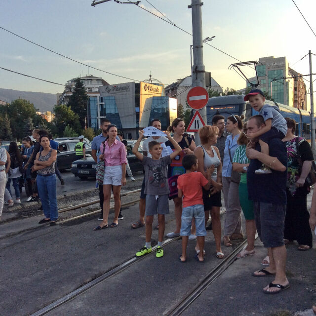 Граждани блокираха бул."България" заради проект за небостъргач