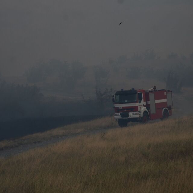 Борбата с пожара край Присадец и Маточина продължава