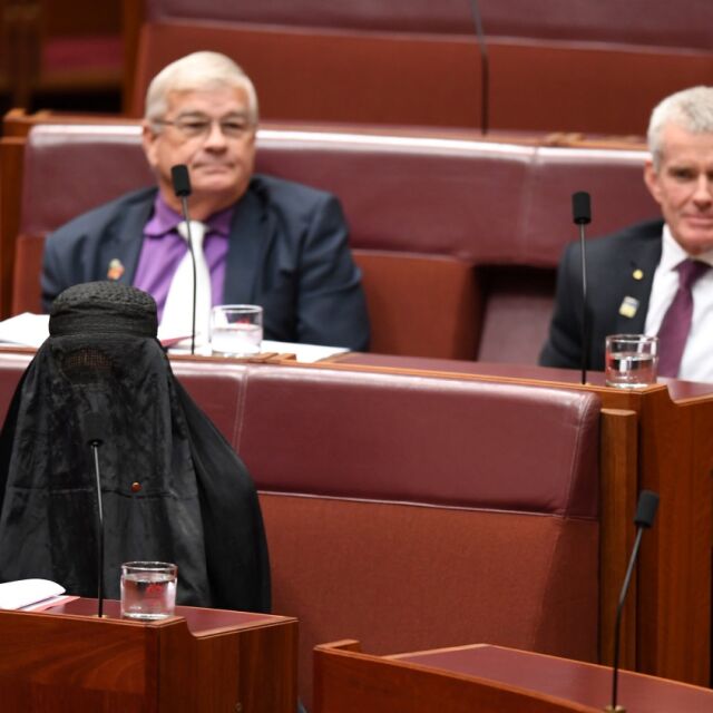 Австралийска сенаторка се появи с бурка в парламента