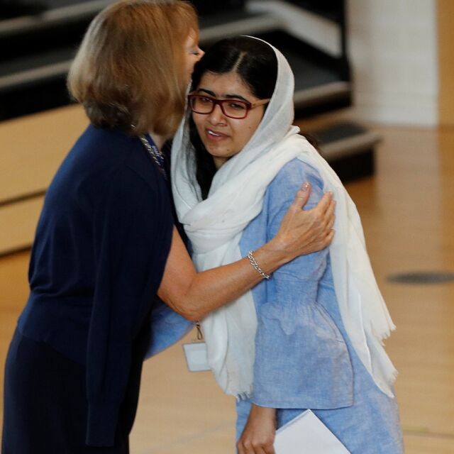 Приеха Малала Юсуфзай в Оксфорд с отлични оценки на изпитите