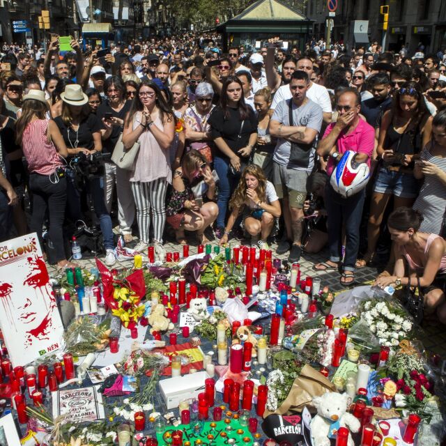 "Ла Рамбла" притихна: Траурен камбанен звън, цветя и свещи в Барселона