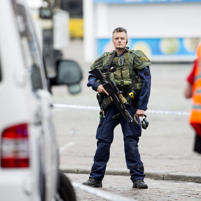 Мъж намушка с нож няколко души във Финландия, двама са убити 