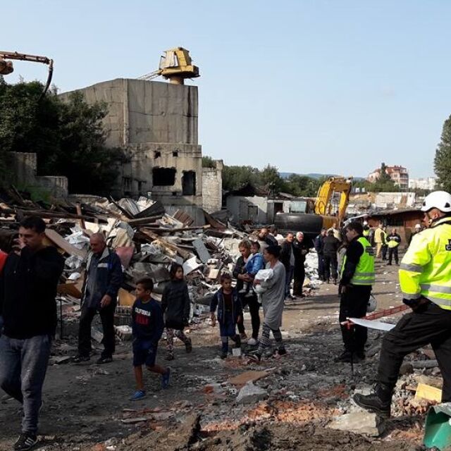 Мащабна акция по събарянето на незаконни постройки започна в „Захарна фабрика“