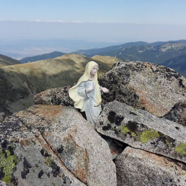 Снимка на деня: Богородица на връх Малка Мусала