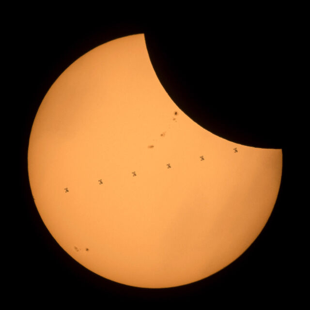 25 зрелищни снимки от пълното слънчево затъмнение