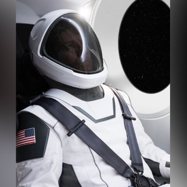Илон Мъск показа космическия костюм на „Спейс екс”