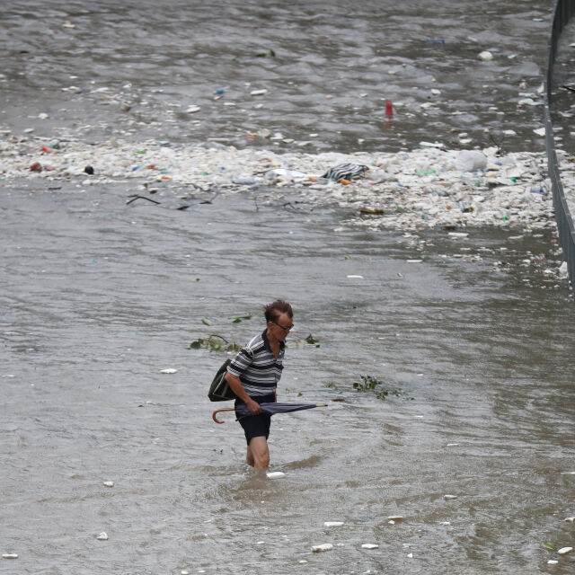 Тайфунът "Хато" отне живота на 9 души в Южен Китай
