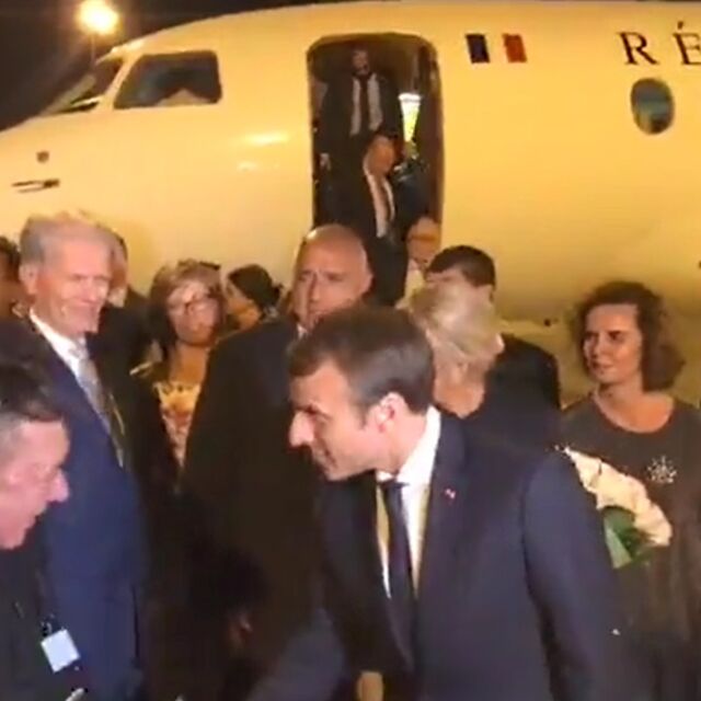 Френският президент Еманюел Макрон кацна на летище Варна