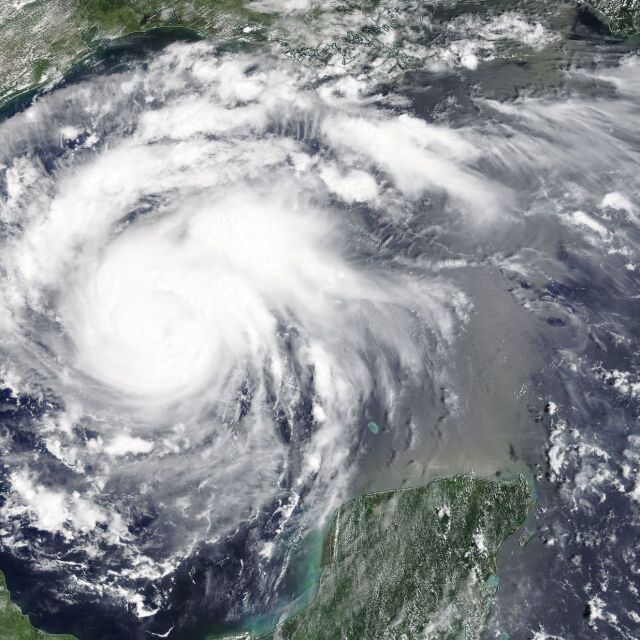 САЩ се готвят за най-мощната буря след „Катрина”