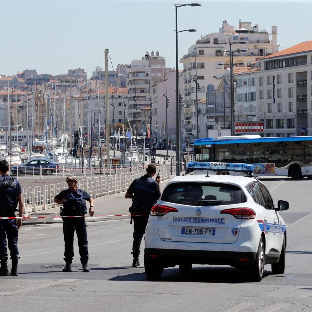 Мъж нападна с нож случайни минувачи в Марсилия