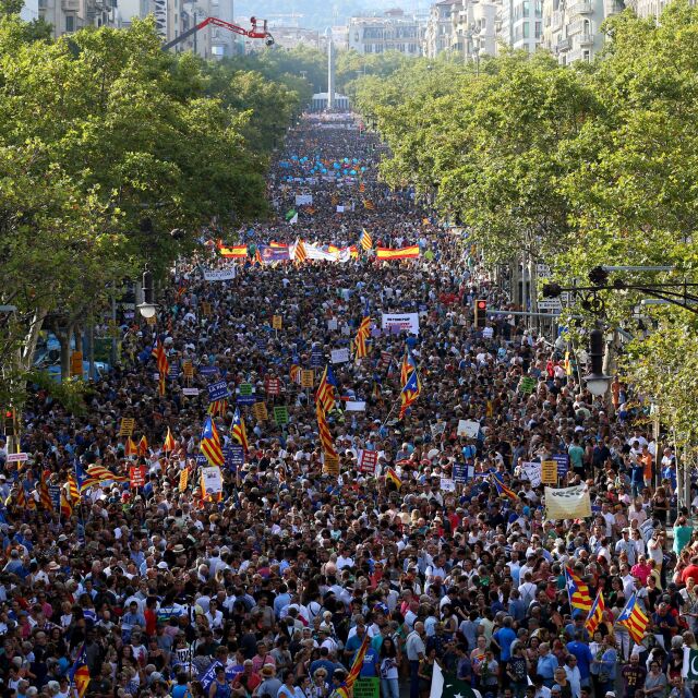 Голямо шествие в Барселона срещу тероризма (СНИМКИ И ВИДЕО)