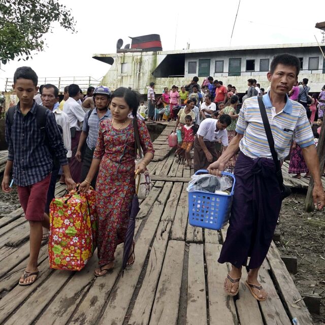 Бангладеш прогони мюсюлмани, преследвани в Мианмар