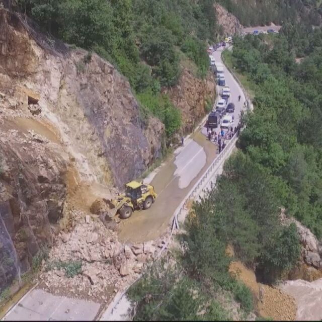 Свлачища затвориха редица пътища в Смолянско, частично бедствено положение в Пловдивско (ОБЗОР)