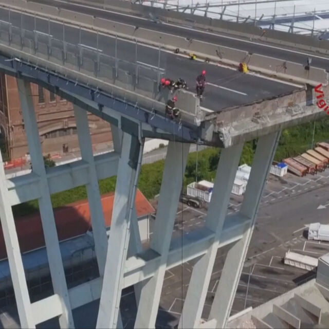 Кадри от охранителни камери показаха рухването на моста в Генуа