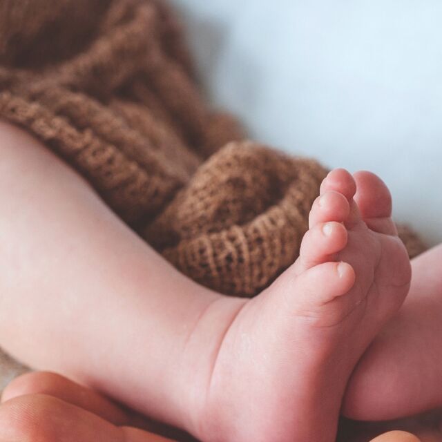 Българско бебе стана сензация във Великобритания с рождената си дата