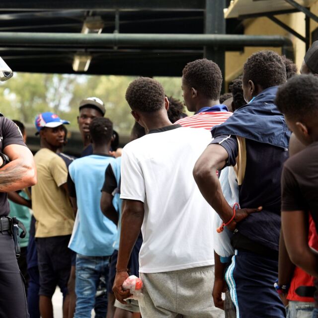 Мигранти щурмуваха оградата, разделяща Мароко от испанския анклав Сеута