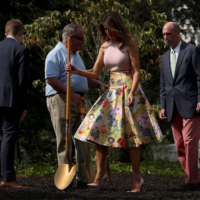 Уроци по градинарство от Мелания Тръмп - как се засажда дръвче с тоалет за 5 хиляди долара