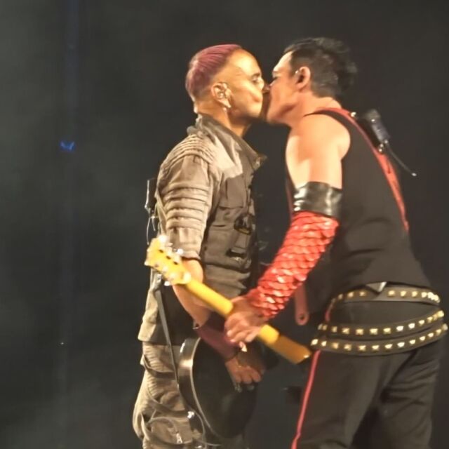 Китаристи на групата „Рамщайн" се целунаха на сцената в знак на протест