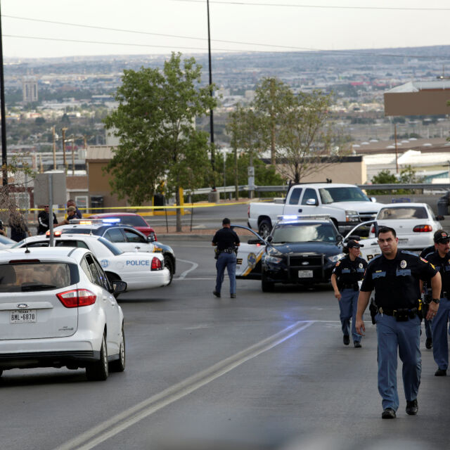 Най-малко 20 са жертвите на стрелбата в търговски център в Тексас