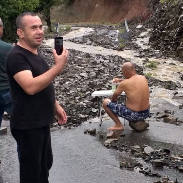 Спасителна акция в Момчилград, туристи бяха блокирани от свалчище