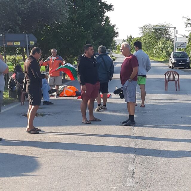 Трети ден продължава блокадата на пътя Сливен – Ямбол