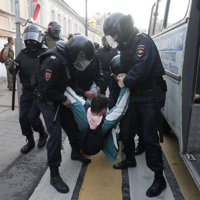 Над 250 задържани на опозиционните протести в Русия в събота (СНИМКИ И ВИДЕО)