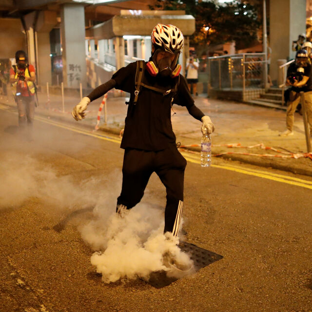 Демонстранти отново влязох в сблъсък с полицията в Хонконг 
