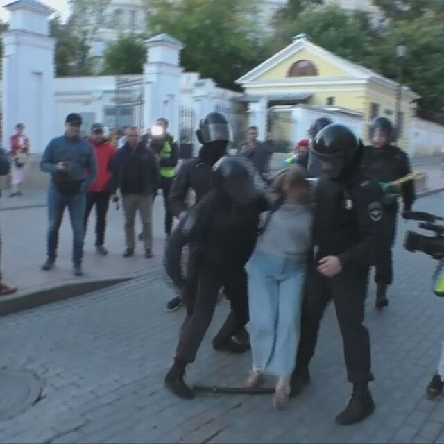 На протеста в Москва: Тежковъоръжен полицай удря млада жена в корема (ВИДЕО)