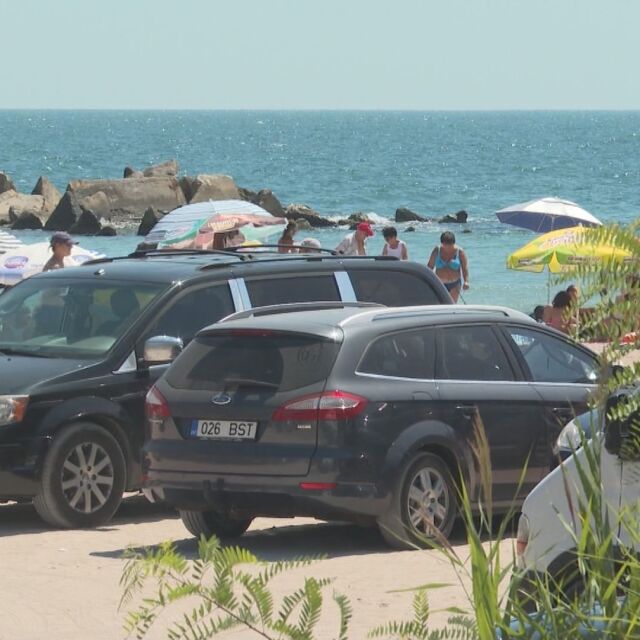 Три реда паркирани коли и само петима глобени на плаж Болата