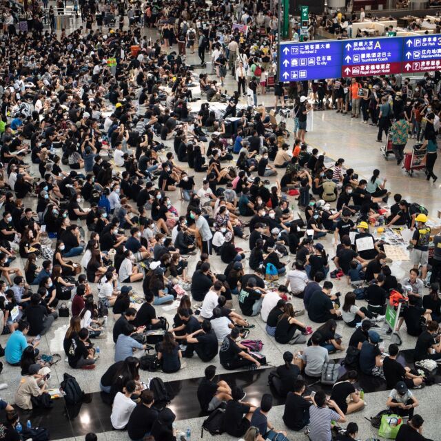 Протестите в Хонконг: Летището възобнови работа